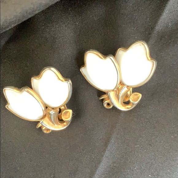 Vintage Trifari petal earrings - Picture 1 of 8